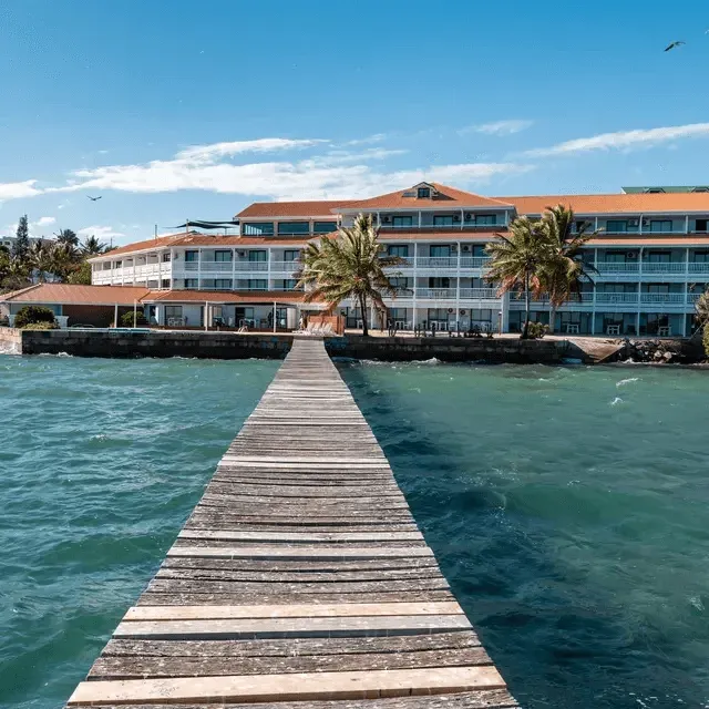 L’hôtel Le Stanley et son ponton vus depuis le lagon