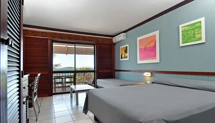 Chambre du Studio Austral avec son grand lit et son balcon