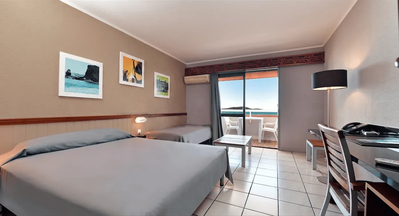 Chambre du Studio Hibiscus ouverte sur son balcon