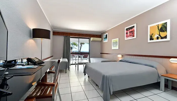 Chambre du Studio Niaouli avec sa grande penderie