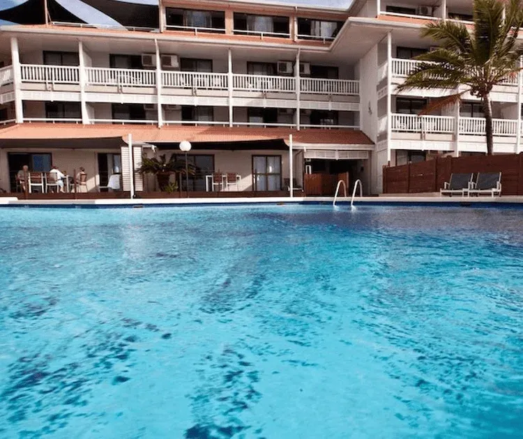 Piscine extérieure de l’hôtel bordée de transats