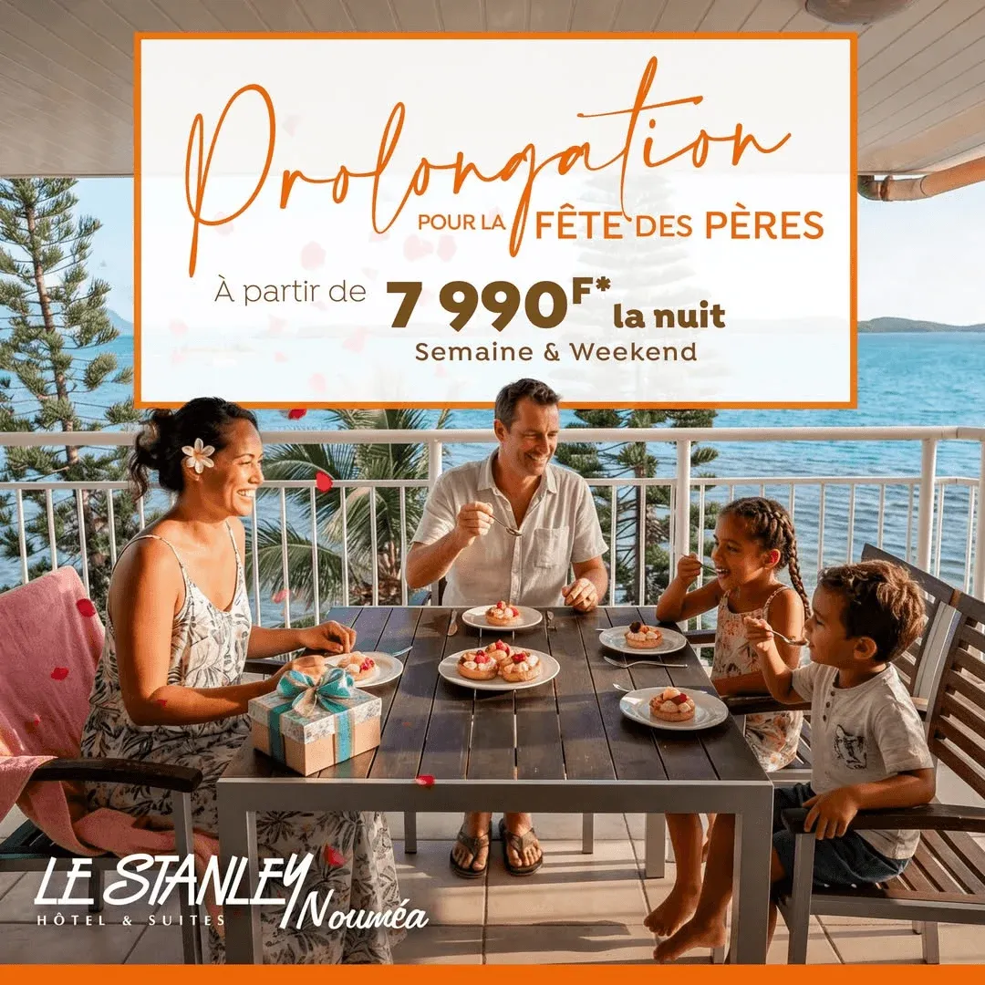 Famille attablée en terrasse face au lagon pour l’offre Fête des pères
