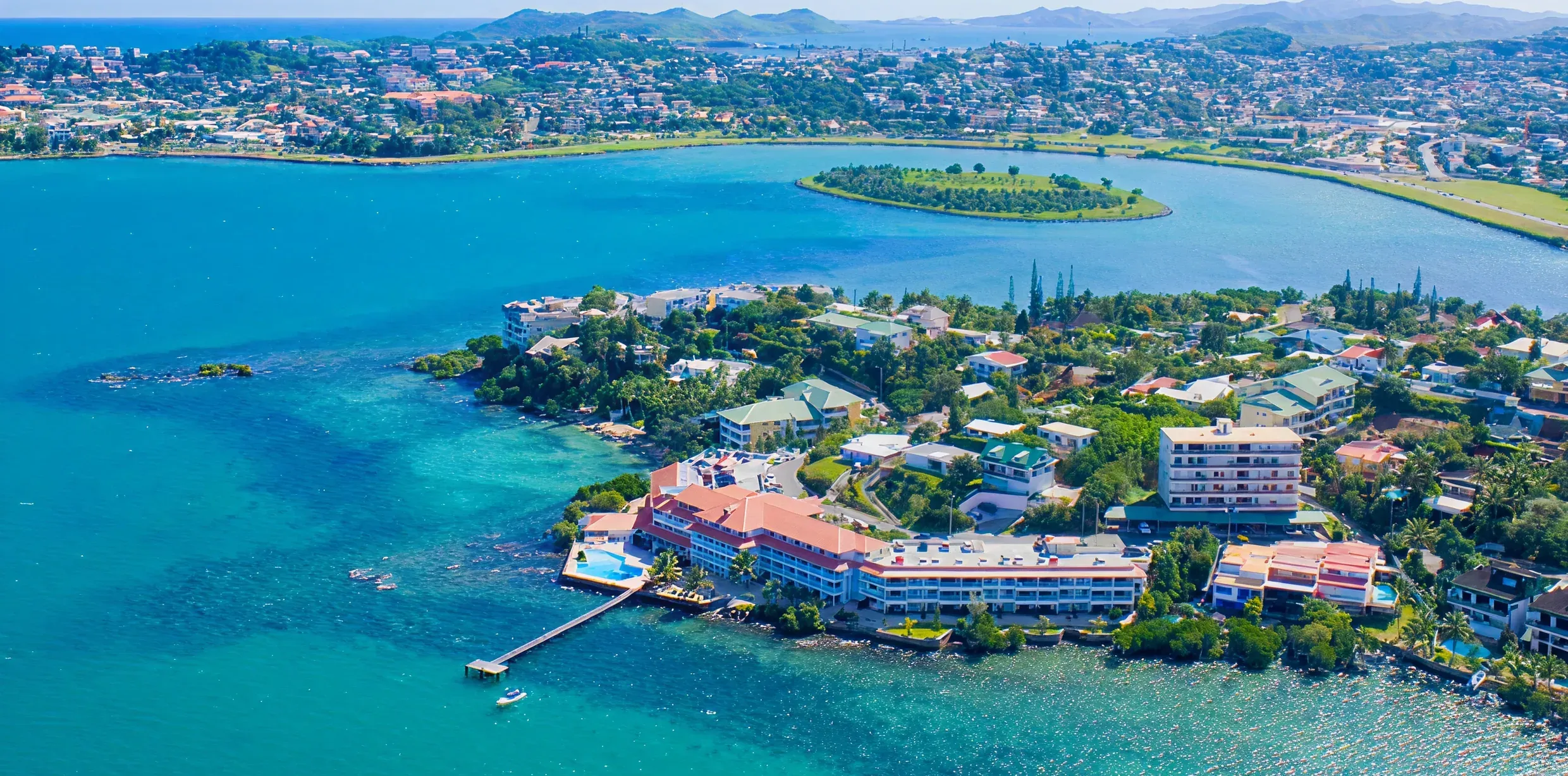 Vue aérienne de la presqu’île d’Ouémo, de l’hôtel Le Stanley et de son ponton sur le lagon